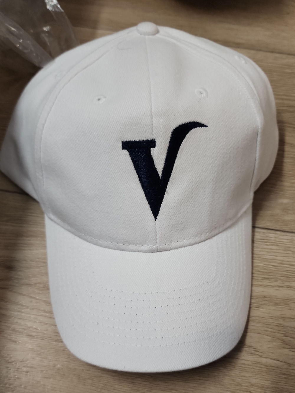 White baseball cap With embroidered letter "V" New